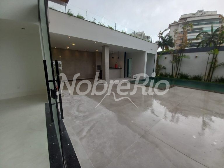 Mansão Triplex no Condomínio Quintas do Rio na Barra da Tijuca